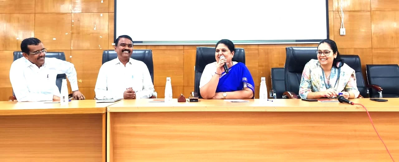 ಭಯಪಡದೆ, ಜವಾಬ್ದಾರಿಯಿಂದ ಕಾರ್ಯನಿರ್ವಹಿಸಿ : ಡಿಸಿ ಕವಿತಾ ಎಸ್. ಮನ್ನಿಕೇರಿ
