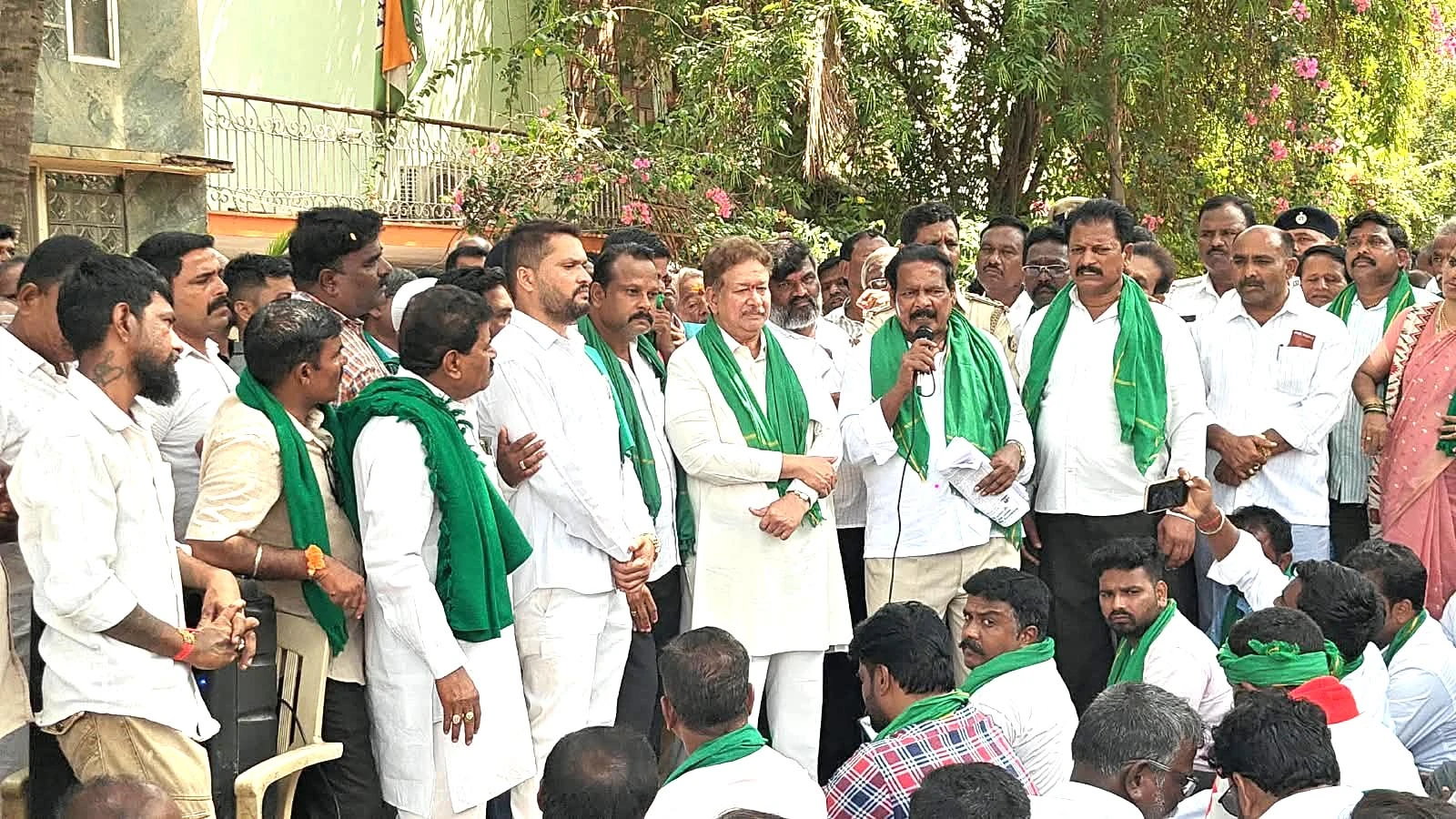   ಸಕ್ಕರೆ ಕಾರ್ಖಾನೆ ಸ್ಥಾಪನೆ ಪ್ರತಿಭಟನಾ ಕಾರರಿಗೆ  ಶಾಸಕ ಹೆಚ್.ಆರ್.ಗವಿಯಪ್ಪ ಉತ್ತರ