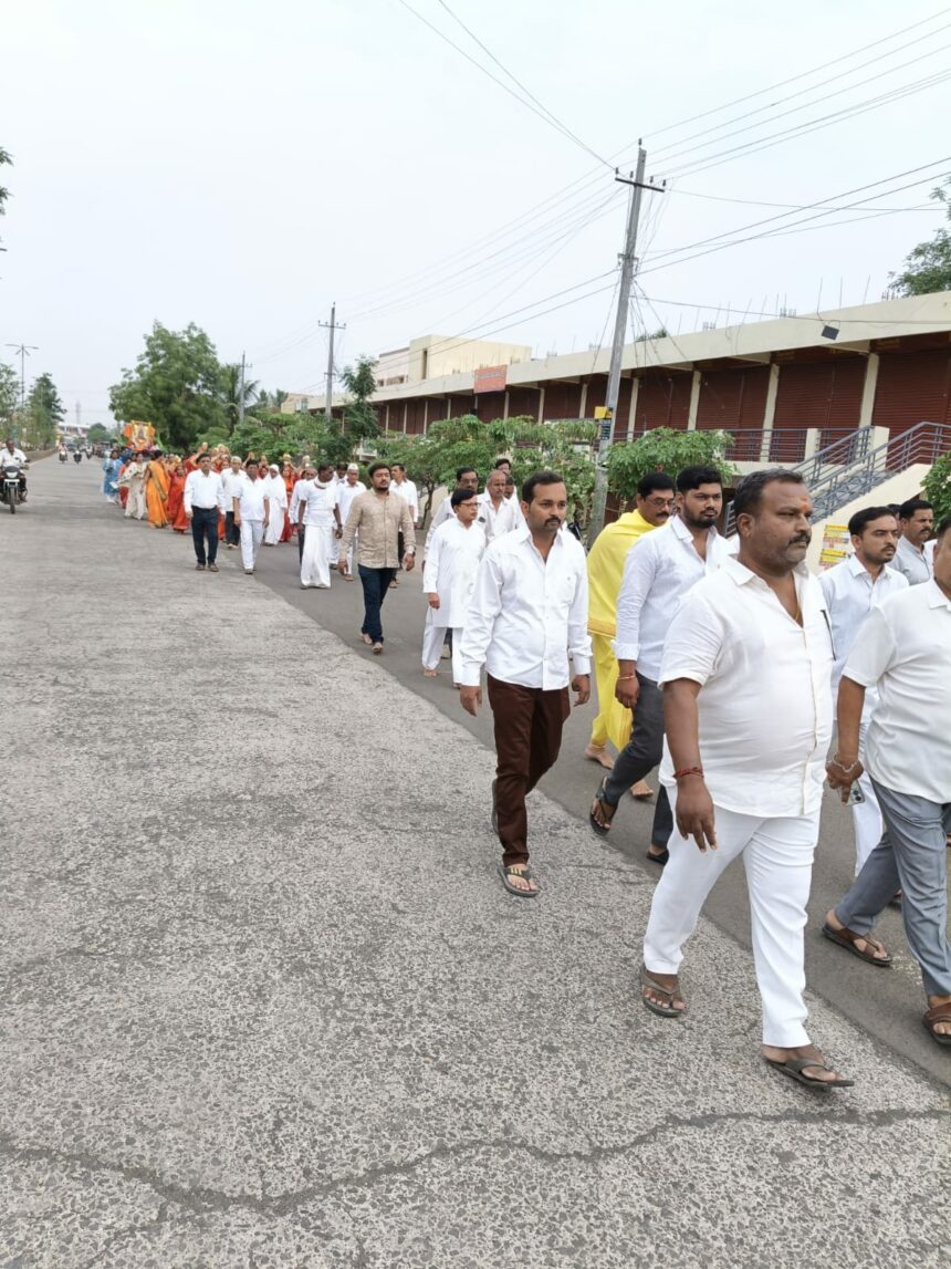 ಇಂಡಿ ಪಟ್ಟಣದ ಪ್ರಮುಖ ಬೀದಿಗಳಲ್ಲಿ ಮಹಾವೀರ ಜಯಂತಿ ನಿಮಿತ್ಯ ಮೆರವಣೆಗೆ ನಡೆಯಿತು.