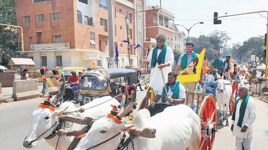 ಎತ್ತಿನ ಬಂಡಿ ಏರಿ ಬಂದು ನಾಮಪತ್ರ ಸಲ್ಲಿಸಿದ ಸ್ವತಂತ್ರ ಅಭ್ಯರ್ಥಿ ಶಿವಾನಂದ ಮುತ್ತಣ್ಣನವರ್!