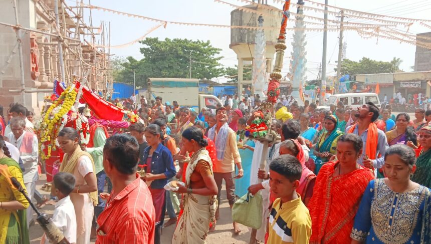 ಶ್ರೀಶೈಲದ ಬ್ರಹ್ಮರಾಂಬಾ ಶ್ರೀ ಮಲ್ಲಿಕಾರ್ಜುನ  ದೇವರ ದಿವ್ಯ ದರ್ಶನ ಪಡೆದ ಭಕ್ತರು