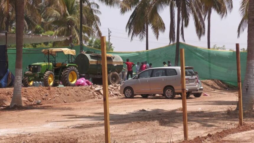 ಹೆಚ್​ಡಿಕೆ ತೋಟದ ಮನೆ ಮೇಲೆ ಚುನಾವಣಾ ಅಧಿಕಾರಿಗಳ ದಾಳಿ, ಕಾರ್ಯಕರ್ತರಿಗೆ ಸಿಗದ ಬಾಡೂಟ