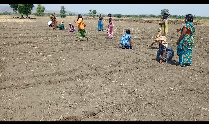 ನರೇಗಾ ಕೆಲಸದ ನಂತರ ಕಾರ್ಮಿಕರಿಗೆ ಕಬಡ್ಡಿ, ಖೋಖೋ ಆಟ!