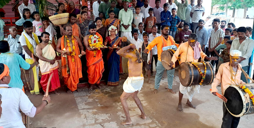 ಮುರನಾಳದಲ್ಲಿ ಶ್ರೀ ಗ್ರಾಮದೇವಿ ಊಡಿ ತುಂಬುವ ಕಾರ್ಯಕ್ರಮ: ಲೋಕವೆಲ್ಲಾ ಸಮೃದ್ಧಿಯಾಗಲಿ ಗ್ರಾಮಸ್ಥರಿಂದ ಪ್ರಾರ್ಥನೆ