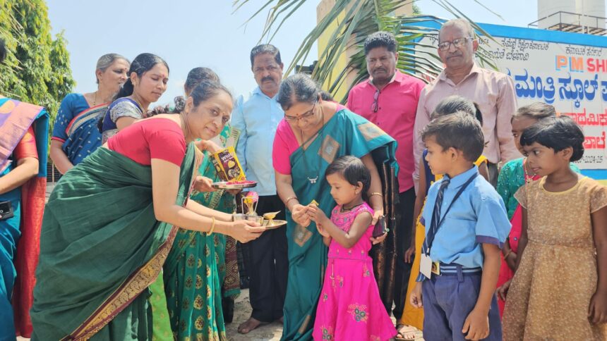 ಶಾಲೆಗೆ ಬರುವ ಮಕ್ಕಳಿಗೆ ಹೂ ನೀಡಿ ಸ್ವಾಗತಿಸಿದ ಬಿ ಇ ಓ ಪ್ರಭಾವತಿ