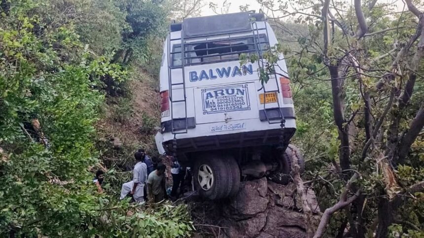 ಜಮ್ಮುಕಾಶ್ಮೀರದಲ್ಲಿ ಯಾತ್ರಿಕರ ಬಸ್ ಮೇಲೆ ಉಗ್ರರ