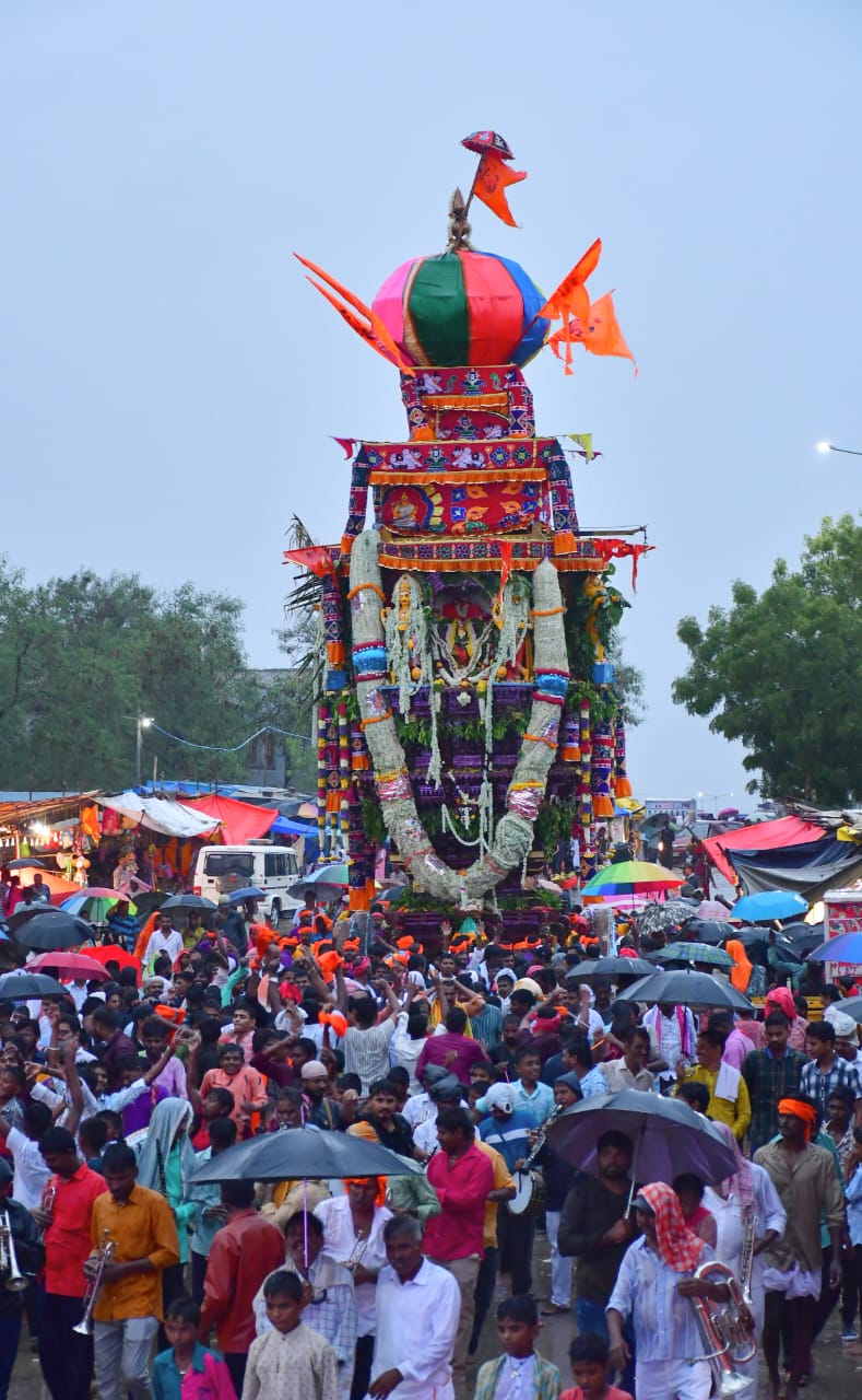 ಭಕ್ತಿ ಭಾವದಿಂದ ನಡೆದ ಚೇಳ್ಳಗುರ್ಕಿ ಎರ್ರಿತಾತ ರಥೋತ್ಸವ