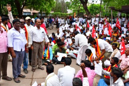 ಕಾರ್ಖಾನೆ ಸ್ಥಾಪಿಸಿ ಇಲ್ಲ ನಮ್ಮ ಜಮೀನು ನಮಗೆ ಕೊಡಿ: ರೈತ ಸಂಘಗಳ ಪತ್ರ ಚಳುವಳಿ