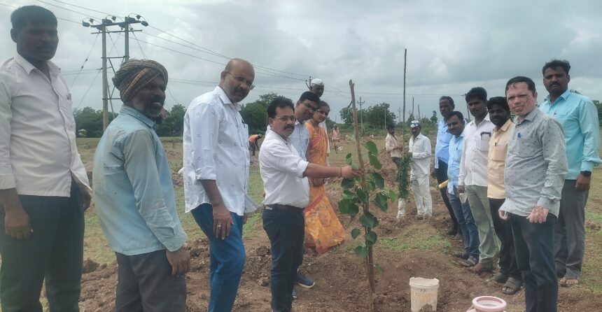 ಇಂಡಿ  ತಾಲೂಕಿನ ಹಿರೇರೂಗಿ ಗ್ರಾಮದಲ್ಲಿ  ಹಮ್ಮಿಕೊಂಡ ‘ಸ್ವಚ್ಛ ಶನಿವಾರ’  ಕರ‍್ಯಕ್ರಮದಲ್ಲಿ ಗ್ರಾಮದ ಸಂತೆಕಟ್ಟೆಯ ಆವರಣವನ್ನು ಸ್ವಚ್ಛಗೊಳಿಸಲಾಯಿತು.