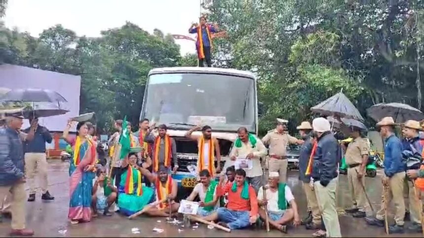  ಗೋವಾ ಬಸ್​ ತಡೆದು ಮಹದಾಯಿ, ಕಳಸಾ-ಬಂಡೂರಿ ಹೋರಾಟಗಾರರು ಪ್ರತಿಭಟನೆ