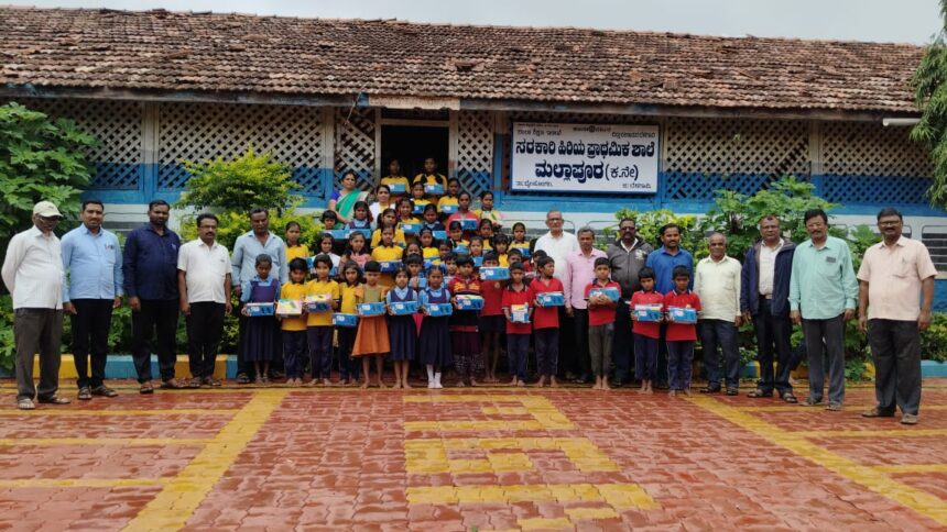 ಶಾಲಾ ವಿದ್ಯಾರ್ಥಿಗಳಿಗೆ ಶೂ ಮತ್ತು ಸಾಕ್ಸ್ ವಿತರಣೆ 