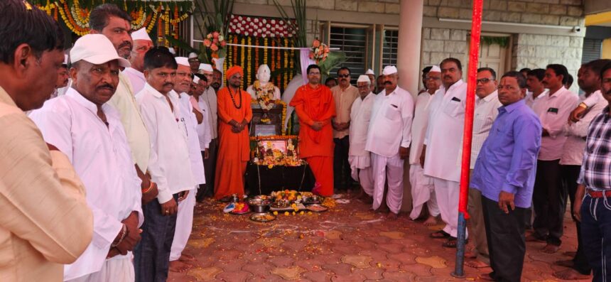 ಸಹಕಾರಿ ಸಂಘಗಳ ಬೆಳವಣಿಗೆಯಲ್ಲಿ  ದಿ. ವೀರಭದ್ರ ಕಾಡದವರ ಪಾತ್ರ ಅಪಾರ: ಡಾ. ಮಲ್ಲಿಕಾರ್ಜುನ ಶ್ರೀ 