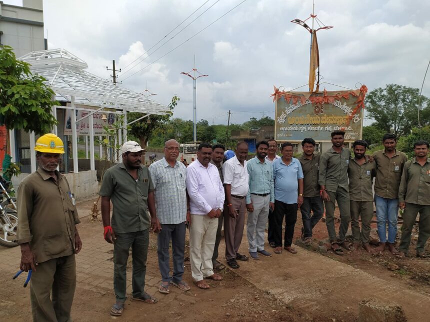 ವಾಲಿದ ವಿದ್ಯುತ್ ಕಂಬಗಳ ಸ್ಥಳಾಂತರ;  ಕೆಇಬಿ ತ್ವರಿತ ಕಾರ್ಯಕ್ಕೆ ಸಾರ್ವಜನಿಕರ ಪ್ರಶಂಸೆ!