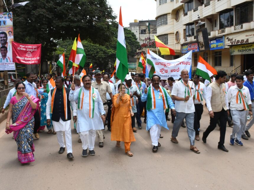 ಸ್ವಾತಂತ್ರ್ಯ ಹೋರಾಟಗಾರರ ಸ್ಮರಿಸುವ ನಿಟ್ಟಿನಲ್ಲಿ ಹುಬ್ಬಳ್ಳಿಯಲ್ಲಿ ನಡೆದ ಬೃಹತ್ ಪಾರಂಪರಿಕ ನಡಿಗೆ