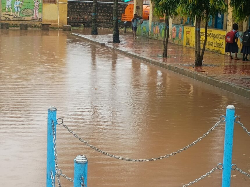 ಕೆರೆಯತಾoದ ಮಲ್ಲೂರ ಶಾಲಾ ಆವರಣ: ಮಕ್ಕಳ ಬಗ್ಗೆ ಪಾಲಕರ ಆತಂಕ