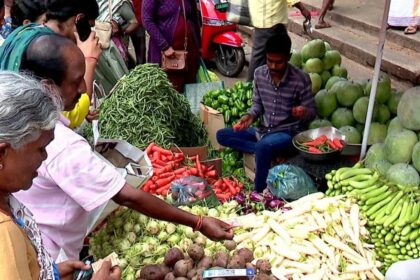 ಕರ್ನಾಟಕದಲ್ಲಿ ಹಿಂಗಾರು ಮಳೆ ಅಬ್ಬರ: ಗಗನಕ್ಕೇರಿದ ತರಕಾರಿ ಬೆಲೆ, ಯಾವುದಕ್ಕೆ ಎಷ್ಟೆಷ್ಟು?