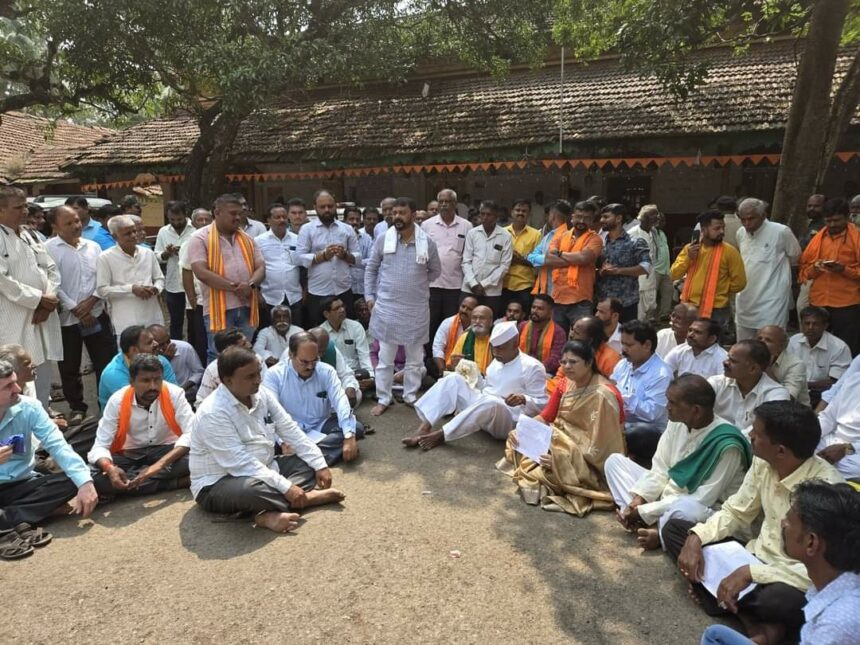 ಅನ್ನದಾತರ ಆಕ್ರೋಶ, ತಹಶೀಲ್ದಾರರಿಗೆ ತರಾಟೆ, ಅಧಿಕಾರಿಗಳಿಗೆ ರೈತರ ಗಡುವು