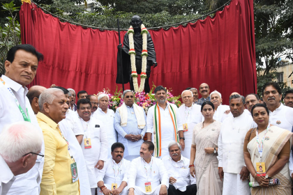 ವೀರಸೌಧದಲ್ಲಿ ಗಾಂಧೀಜಿ ಪ್ರತಿಮೆ ಅನಾವರಣಗೊಳಿಸಿದ ಸಿಎಂ, ಡಿಸಿಎಂ ಡಿಕೆ