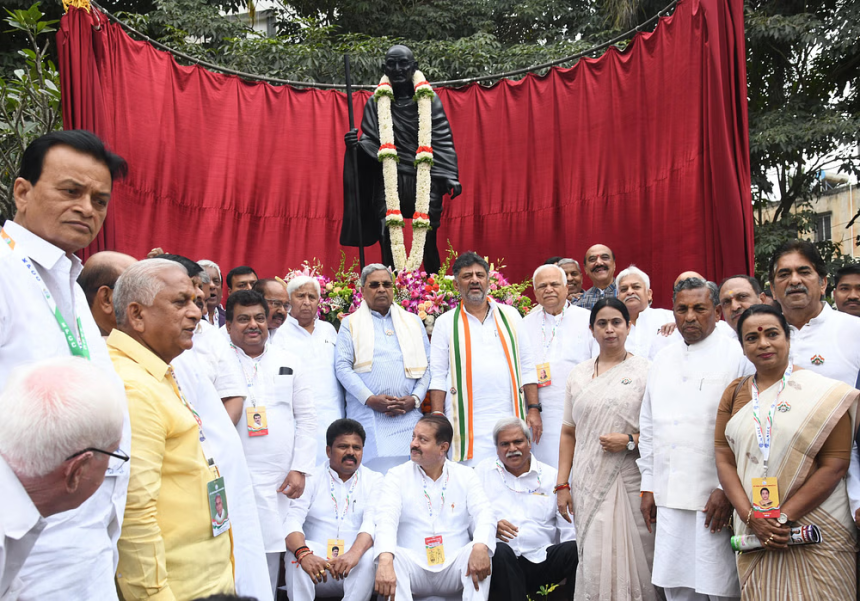 ವೀರಸೌಧದಲ್ಲಿ ಗಾಂಧೀಜಿ ಪ್ರತಿಮೆ ಅನಾವರಣಗೊಳಿಸಿದ ಸಿಎಂ, ಡಿಸಿಎಂ ಡಿಕೆ