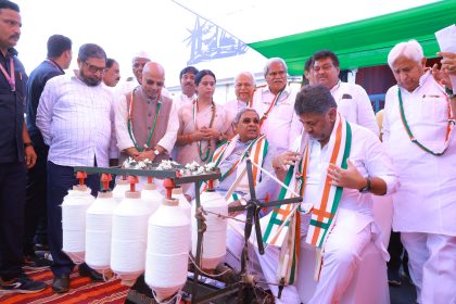 ಖಾದಿ ಉತ್ಸವಕ್ಕೆ ಸಿ ಎಮ್, ಡಿಸಿಮ್ ಚಾಲನೆ!