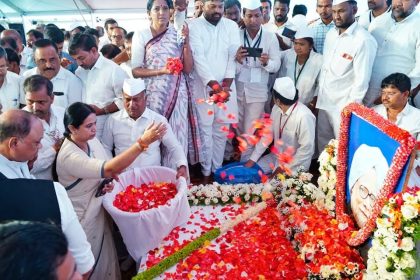 ಡಾ. ಮನಮೋಹನ ಸಿಂಗ ಅವರಿಗೆ ಪುಷ್ಪ ನಮನ ಸಲ್ಲಿಸಿದ ಲಕ್ಷ್ಮೀ ಹೆಬ್ಬಾಳಕರ