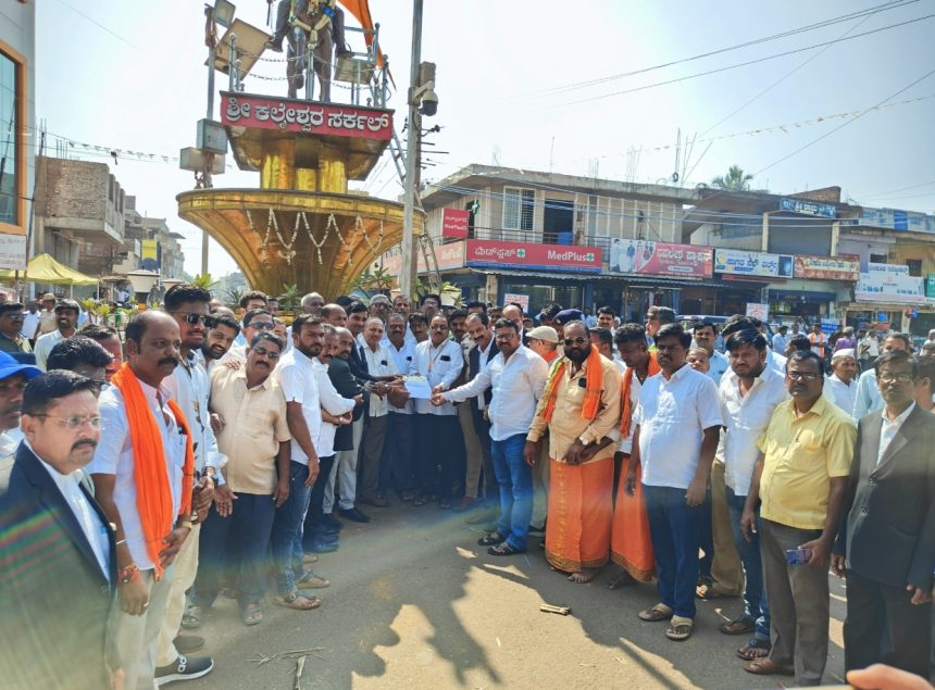 “ಮೂಡಲಗಿಯಲ್ಲಿ ಪಂಚಮಸಾಲಿಗಳಿಂದ ಮಾನವ ಸರಪಳಿ ನಿರ್ಮಿಸಿ ಪ್ರತಿಭಟನೆ”