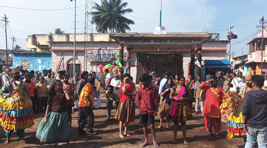 ನೇಸರಗಿಯಲ್ಲಿ “ಊರಿನ ಗ್ರಾಮಸ್ಥರಲ್ಲಿ ವಿನಂತಿ “ಚಲನಚಿತ್ರದ  ಚಿತ್ರೀಕರಣ