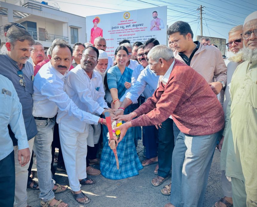 ಬಾಕ್ಸೈಟ್ ರಸ್ತೆ ಕಾಮಗಾರಿಗೆ ಸಚಿವೆ ಲಕ್ಷ್ಮೀ ಹೆಬ್ಬಾಳಕರ್ ಭೂಮಿ ಪೂಜೆ