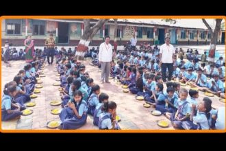 ಶಾಲಾ ಮಕ್ಕಳಿಗೆ ಸಿಹಿ ಊಟ ಉನಬಡಿಸಿದ ಶಿಕ್ಷಕ.