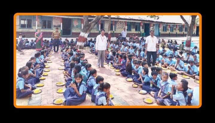 ಶಾಲಾ ಮಕ್ಕಳಿಗೆ ಸಿಹಿ ಊಟ ಉನಬಡಿಸಿದ ಶಿಕ್ಷಕ.