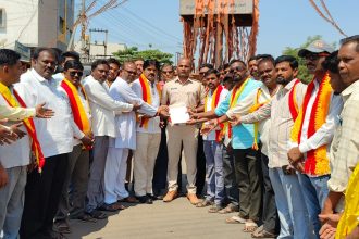 ಘಟಪ್ರಭಾ ರಸ್ತೆ ಬಂದ ಮಾಡಿ ಕರವೇ ಪ್ರತಿಭಟನೆ