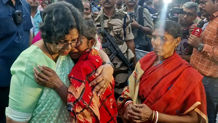 ಮುರ್ಷಿದಾಬಾದ್ ಗಲಭೆ; ಸಂತ್ರಸ್ತರಿಗೆ ಧೈರ್ಯ ತುಂಬಿದ ಮಹಿಳಾ ಆಯೋಗ ತಂಡ