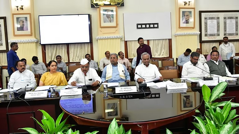 ಸ್ಥಳೀಯ ಸಂಸ್ಥೆಗಳಲ್ಲಿ ಮಹಿಳಾ ಮೀಸಲಾತಿ ಪಾಲನೆ ಪರಿಶೀಲಿಸಿ: ಅಧಿಕಾರಿಗಳಿಗೆ ಸಿಎಂ ಸೂಚನೆ