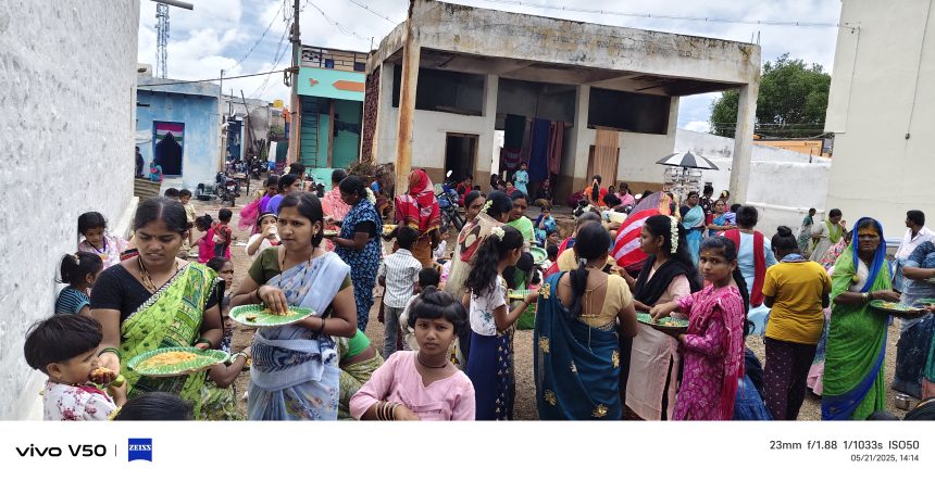 ಹುಯಿಲಗೋಳ: ದುರ್ಗಾದೇವಿ ಜಾತ್ರೆ ಸಂಭ್ರಮ; ಹೋಳಿಗೆ ಊಟ ಸವಿದ ಭಕ್ತರು ಹುಯಿಲಗೋಳ: ದುರ್ಗಾದೇವಿ ಜಾತ್ರೆ ಸಂಭ್ರಮ; ಹೋಳಿಗೆ ಊಟ ಸವಿದ ಭಕ್ತರು