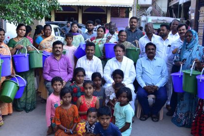 ಸ್ವಚ್ಛ ಭಾರತ್ ಮಿಷನ್ ಅಡಿಯಲ್ಲಿ ಖರೀದಿಸಿರುವ ಬಕೇಟುಗಳನ್ನು ಮನೆ ಮನೆಗೆ ಹಂಚಿಕೆ