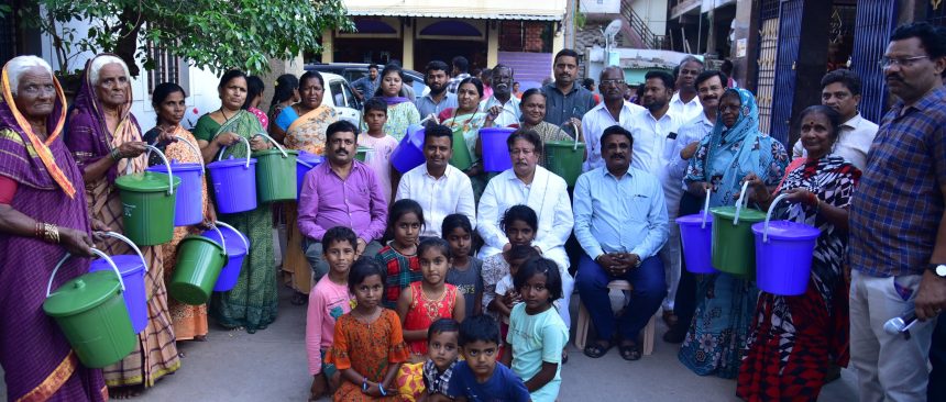 ಸ್ವಚ್ಛ ಭಾರತ್ ಮಿಷನ್ ಅಡಿಯಲ್ಲಿ ಖರೀದಿಸಿರುವ ಬಕೇಟುಗಳನ್ನು ಮನೆ ಮನೆಗೆ ಹಂಚಿಕೆ