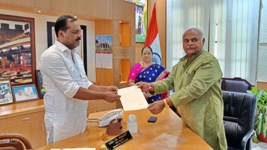 ಕೃಷಿ ಮಾರುಕಟ್ಟೆ ಸಚಿವ ಶಿವಾನಂದ ಪಾಟೀಲ್ ಅವರು ತಮ್ಮ ಶಾಸಕ ಸ್ಥಾನಕ್ಕೆ ರಾಜೀನಾಮೆ