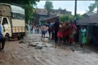 ಸುತಗಟ್ಟಿ ಗ್ರಾಮದಲ್ಲಿ ಭಾರಿ ಮಳೆ, ರಸ್ತೆಗಳೆಲ್ಲ ಜಲಾವ್ರತ