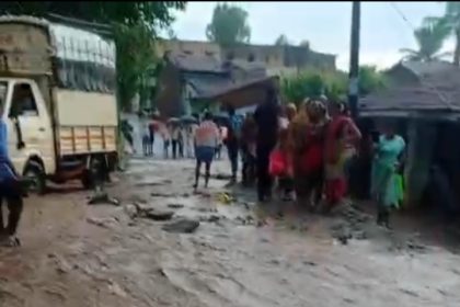 ಸುತಗಟ್ಟಿ ಗ್ರಾಮದಲ್ಲಿ ಭಾರಿ ಮಳೆ, ರಸ್ತೆಗಳೆಲ್ಲ ಜಲಾವ್ರತ