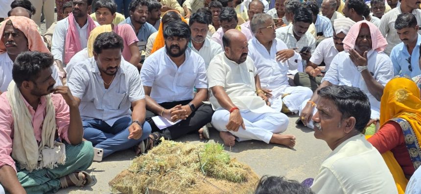 ಸಿರುಗುಪ್ಪ ಎಪಿಎಂಸಿಯಲ್ಲಿ ಅಧಿಕಾರಿಗಳ ನಿರ್ಲಕ್ಷ್ಯದಿಂದ ರೈತರ ಜೋಳ ಮೊಳಕೆ: ಮಾಜಿ ಎಂಎಲ್‌ಎ ಸೋಮಲಿಂಗಪ್ಪ ಆಕ್ರೋಶ