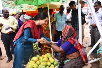ಧಾರವಾಡ ಜಿಲ್ಲಾಧಿಕಾರಿ ದಿವ್ಯ ಪ್ರಭು ಮಾವಿನ ಹಣ್ಣಿನ ವ್ಯಾಪಾರಸ್ಥರಿಗೆ ಪ್ರೋತ್ಸಾಹ