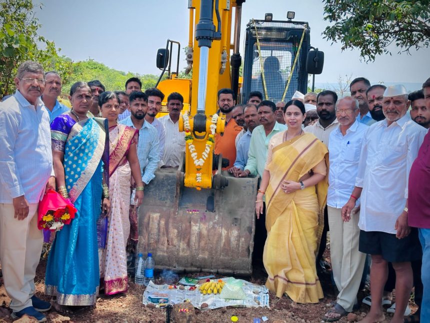 ಸಂಪರ್ಕ ರಸ್ತೆ ಕಾಮಗಾರಿಗೆ ಪೂಜೆ ಸಲ್ಲಿಸಿದ ಸಚಿವೆ ಲಕ್ಷ್ಮೀ ಹೆಬ್ಬಾಳಕರ್