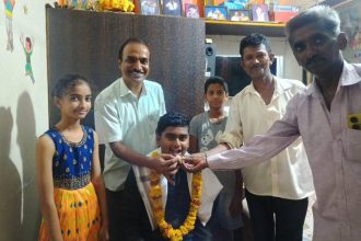  ಆಕ್ಸಫರ್ಡ ಆಂಗ್ಲ ಮಾಧ್ಯಮ ಪ್ರೌಢಶಾಲೆಗೆ ಪ್ರಥಮ ಸ್ಥಾನ ಪಡೆದ ಸಿದ್ದೇಶ ನವಲಗಟ್ಟಿ ಗೆ ಸನ್ಮಾನ