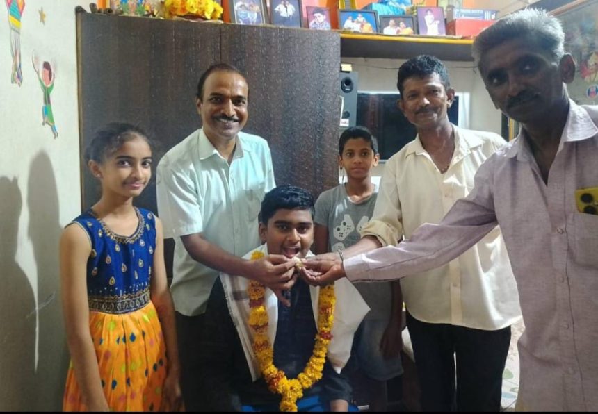  ಆಕ್ಸಫರ್ಡ ಆಂಗ್ಲ ಮಾಧ್ಯಮ ಪ್ರೌಢಶಾಲೆಗೆ ಪ್ರಥಮ ಸ್ಥಾನ ಪಡೆದ ಸಿದ್ದೇಶ ನವಲಗಟ್ಟಿ ಗೆ ಸನ್ಮಾನ