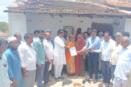ಸಿಡಿಲು ಬಡಿದು ಮೃತಪಟ್ಟ ಕುಟುಂಬಕ್ಕೆ 5 ಲಕ್ಷ ರೂ ಪರಿಹಾರ ವಿತರಿಸಿದ ಶಾಸಕ ಬಾಬಾಸಾಹೇಬ ಪಾಟೀಲ