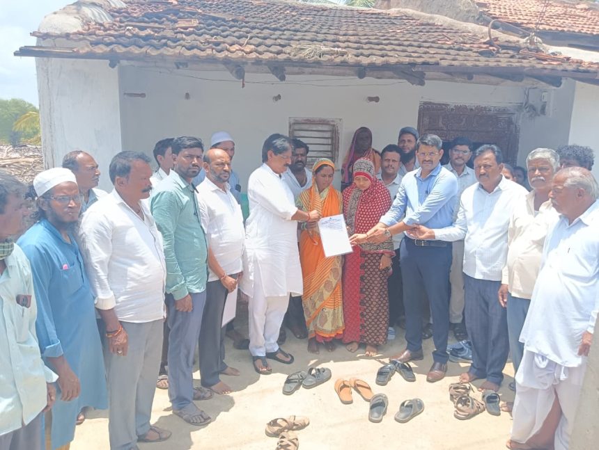 ಸಿಡಿಲು ಬಡಿದು ಮೃತಪಟ್ಟ ಕುಟುಂಬಕ್ಕೆ 5 ಲಕ್ಷ ರೂ ಪರಿಹಾರ ವಿತರಿಸಿದ ಶಾಸಕ ಬಾಬಾಸಾಹೇಬ ಪಾಟೀಲ
