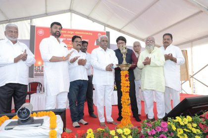 ಗೋಕಾಕ ಜಿಲ್ಲೆ ಆದರೆ ಗೋಕಾಕ ರೈಲು ನಿಲ್ದಾಣಕ್ಕೆ ಬಲ. ಈರಣ್ಣ ಕಡಾಡಿ 