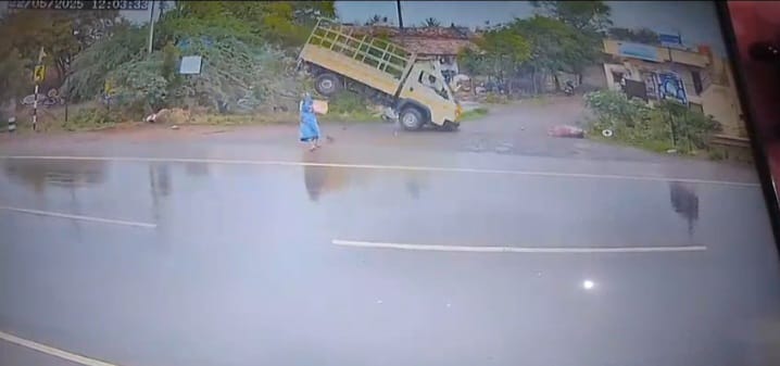 ಮಹಿಳೆ ಮೇಲೆ ಹರಿದ ಪಿಕ್ ಅಪ ವಾಹನ,ಭಯಾನಕ ದೃಶ್ಯ‌ ಸಿಸಿಟಿವಿಯಲ್ಲಿ ಸೆರೆ