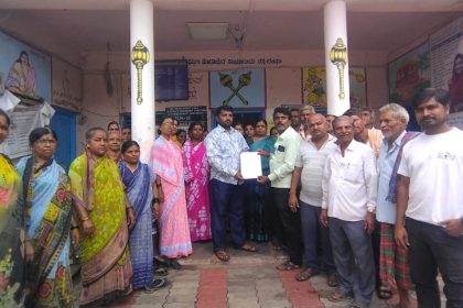 ಚರಂಡಿನೀರು ರಸ್ತೆಗೆ; ಸಂಚಾರಕ್ಕೆ ಅಡಚಣೆ: ಸಾರ್ವಜನಿಕರ ಆಕ್ರೋಶ