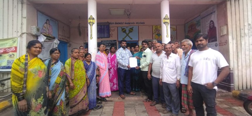 ಚರಂಡಿನೀರು ರಸ್ತೆಗೆ; ಸಂಚಾರಕ್ಕೆ ಅಡಚಣೆ: ಸಾರ್ವಜನಿಕರ ಆಕ್ರೋಶ
